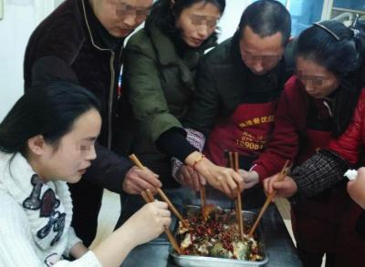  亚洲午夜成人电影们品尝烤鱼