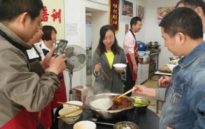  亚洲午夜成人电影们品尝火锅