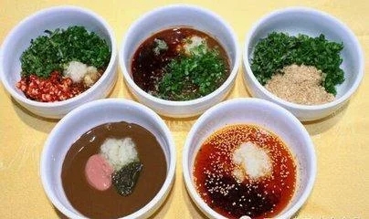 火锅味道怎样，汤底和蘸料各占一半的因素，这些蘸料你都吃过？