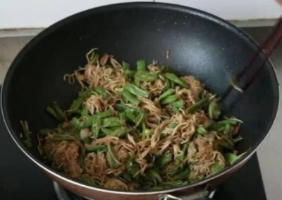 挂面不要水煮，这种做法，5分钟出锅，老人和小孩都喜欢吃！