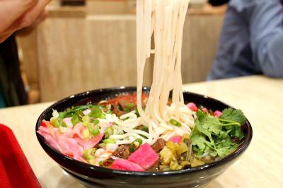 成都哪里可以学做花溪牛肉粉技术呢？师傅亲自指导