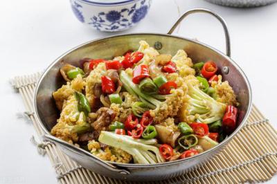 干锅午夜无码免费视频哪家比较靠谱?底料的炒制