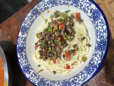 如何选择面食午夜无码免费视频学校？师资力量与教学内容全面性至关重要